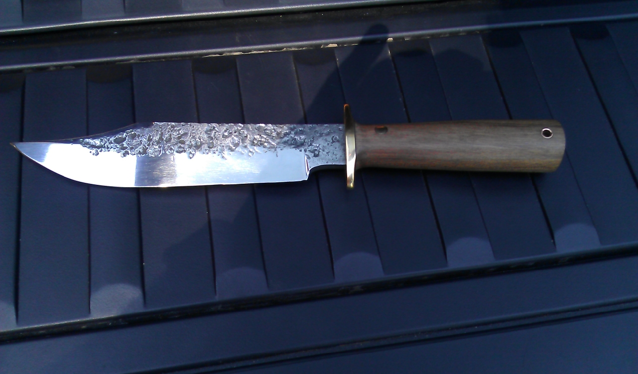 охотничий нож Боуи сталь 65г ручная ковка рукоять орех